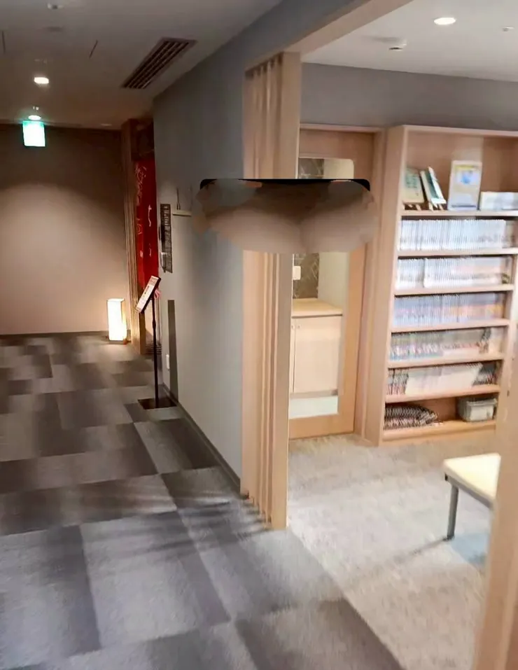 右側是休息室和洗衣服區