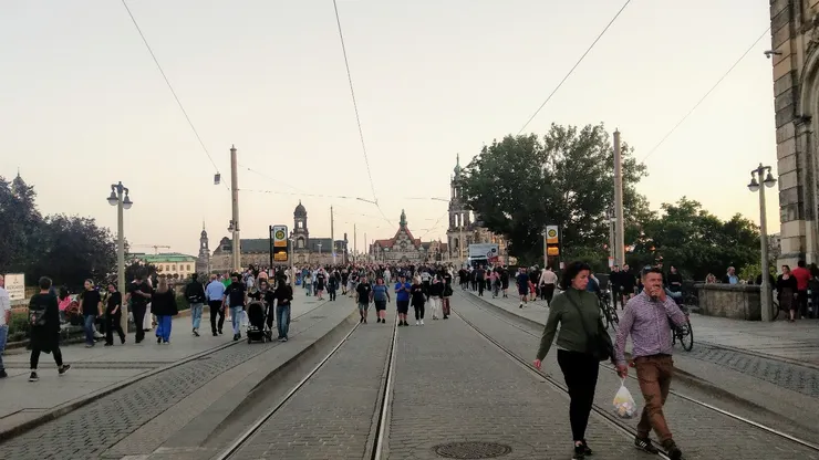 活動期間路面電車停駛,橋上變人行專用道