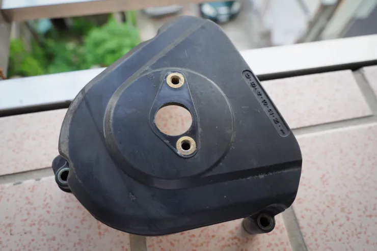 斑駁及缺角的鏈條前蓋