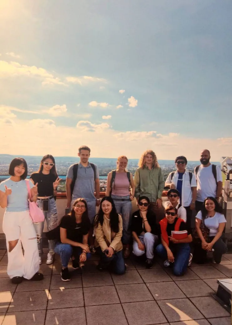 第三期的同學，搭懸掛式纜車