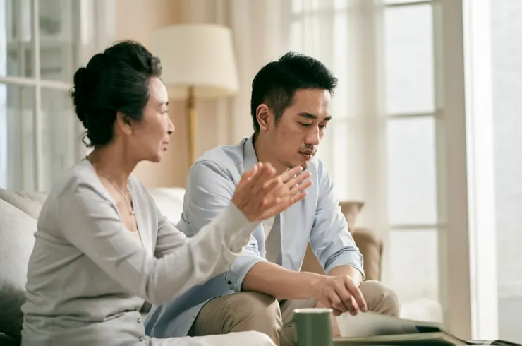 如果婚後男方還是很黏媽媽，甚至影響到夫妻相處，這是所有女性都不樂見的情況。此為示意圖。圖/123RF圖庫