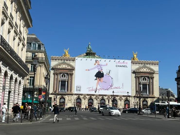 我們被香奈兒（Chanel）的大幅廣告嚇了一跳，未免太不搭了吧！後來發現應該是在整修，為了安全而搭起布篷，正好放廣告，收到的廣告費應該不少吧？只是辛苦了我們這些路人的眼睛了。