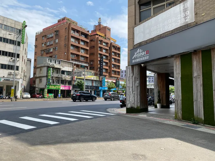 羅斯福路五段150巷原為萬新鐵路的路線，出巷後與羅斯福路併行