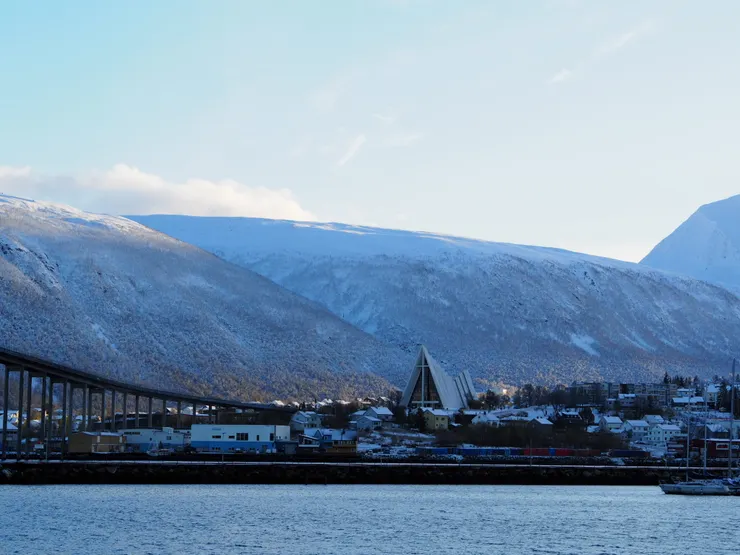 走去市區的沿路風景。感謝前幾天的暴風雪呀，造就今日的美景