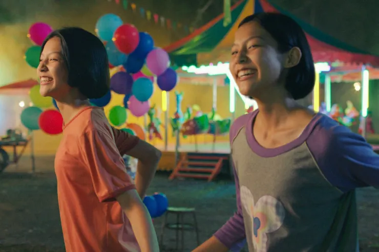 《初戀你我他》是由女雙胞導演胎宛薇、薇婉洪維瓦塔娜其首部長片 ，由首次演戲的泰蒂婭吉拉龐恩斯一人分飾兩角主演