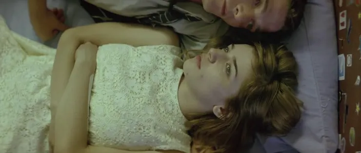 片末互相擁抱親吻的兄妹，暗喻兩人的情愫？《DOGTOOH》劇照，來源：IMDb