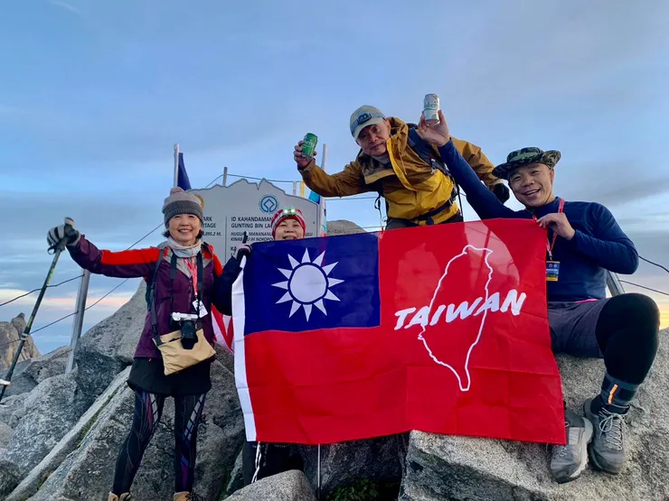 第一批上山的隊友合拍─Taiwan Number 1!