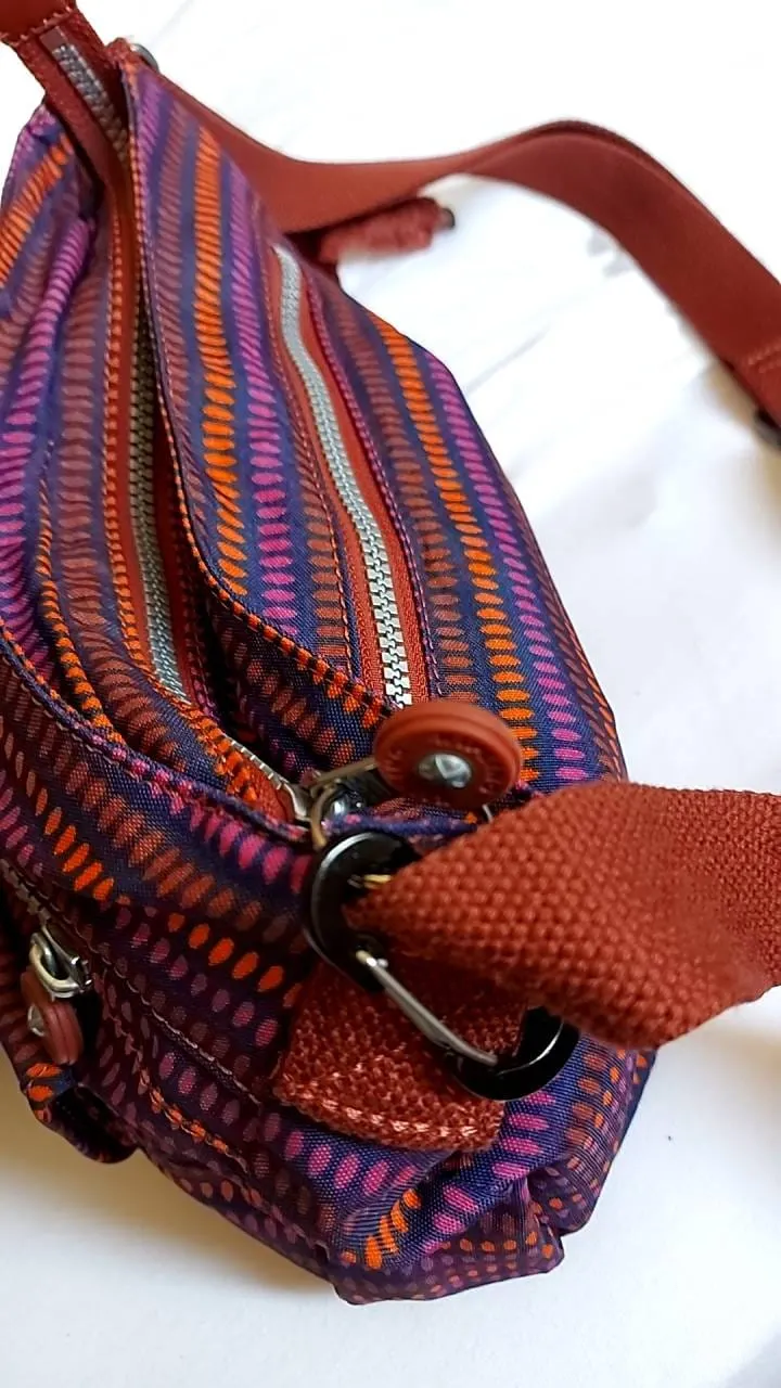 防護升級，背包的拉鍊用勾環與背帶勾住