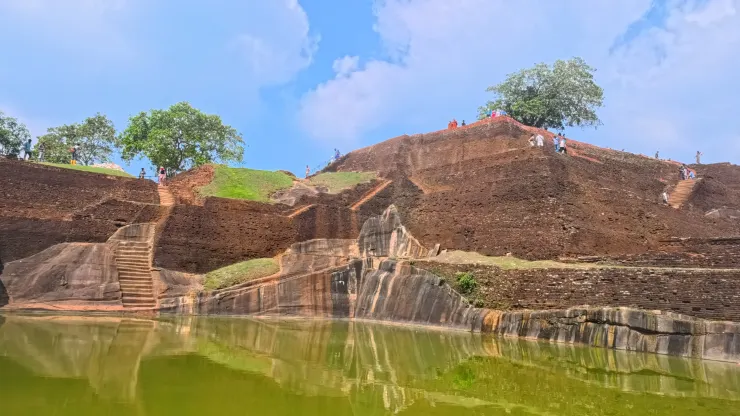 圖07 獅子岩上的大水池，很像天然的抹茶浴