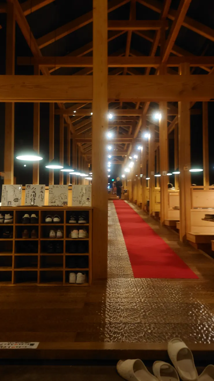 店內用餐區是傾斜而上(Photo by Zora)