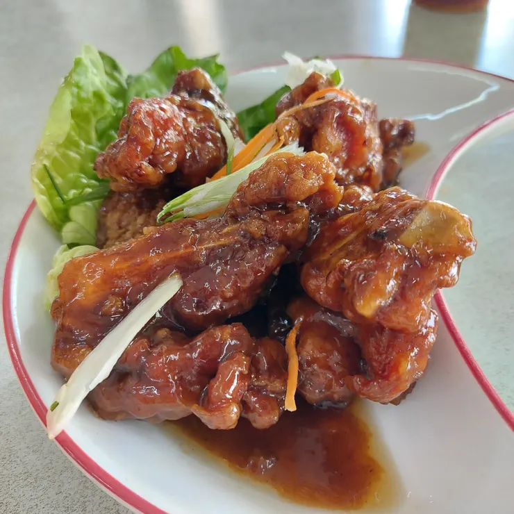 午餐時間，在不知名的老店用餐，排骨有驚豔到我。