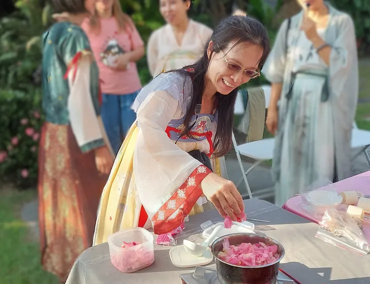  灑下新鮮的木芙蓉花瓣，做宋代的雪霞羹(木芙蓉花羹)