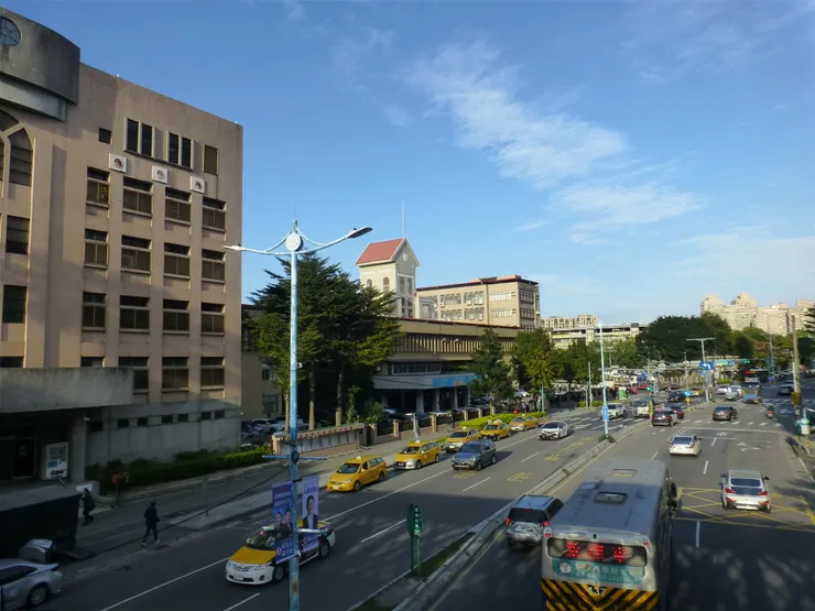 圖示：台灣新北地方法院（原板橋地方法院）在土城清水地區，附近有土城看守所，旁邊的金城路二段將建北捷萬大樹林線。圖片來源為張居隱：https://www.shutterstock.com/zh-Hant/image-photo/2408633253