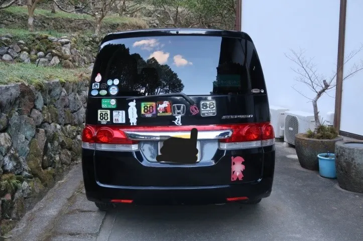 民宿老闆的車子，上面好多遍路貼紙。