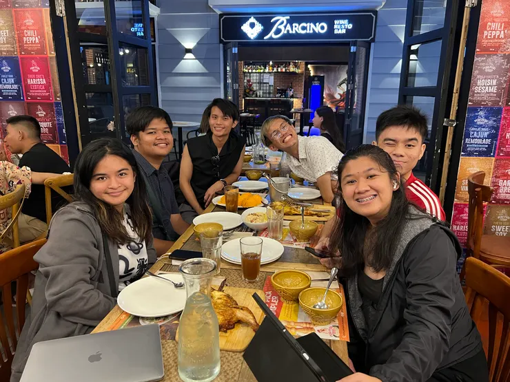 With 最罩的UPLB Guys