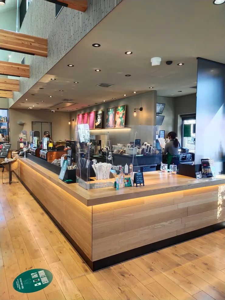 木質色系的櫃台