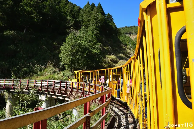 為了降低橋梁長度與橋墩高度，軌道遇到溪流都會往上游從最短的地方過河，因而產生許多U型橋