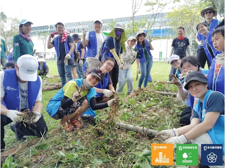 不知是飯後大夥兒有了新的能量?還是下午總算起了些許涼風?抑或是企業與荒野兩個團隊夥伴在一上午的互動下,磨合出更好的默契與節奏,下午的效率似乎比上午流暢許多~~