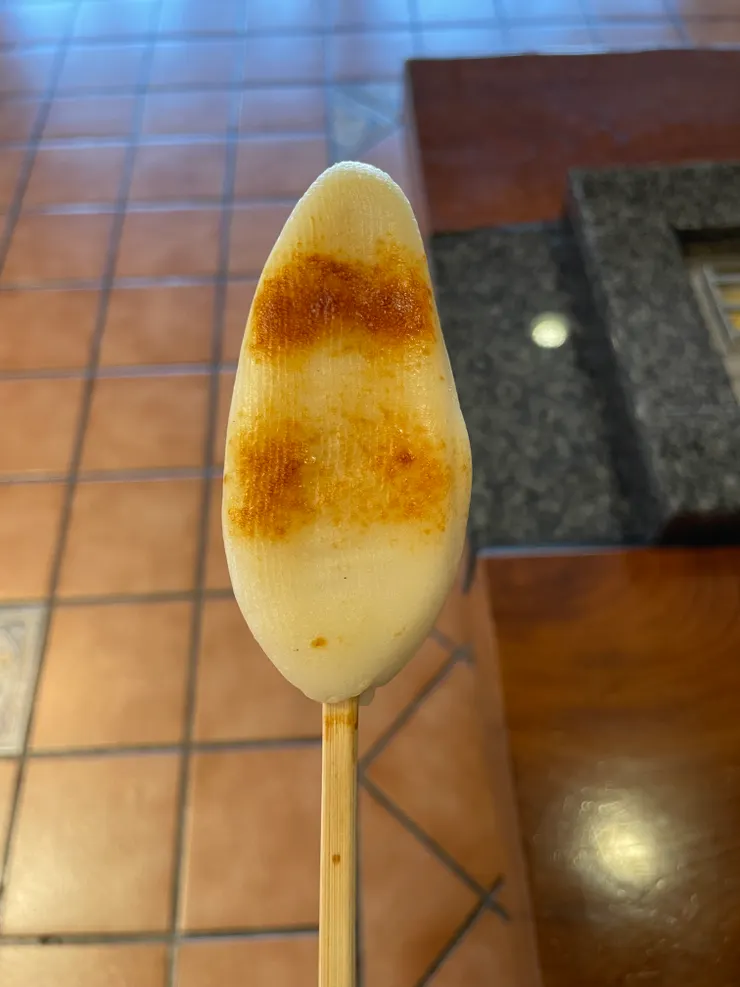 「阿部蒲鉾店」的烤魚板體驗（圖源／作者提供）