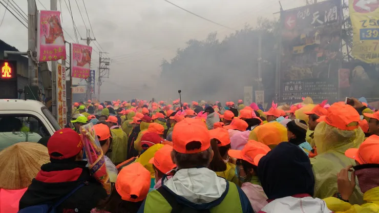 白沙屯媽祖往北港進香之橘色大軍,圖源 小編拍的
