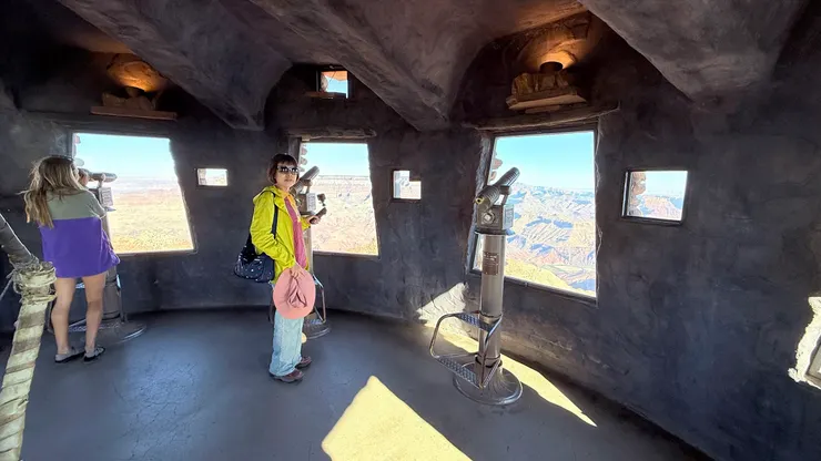 頂樓360度設置多個投幣觀景窗和望遠鏡