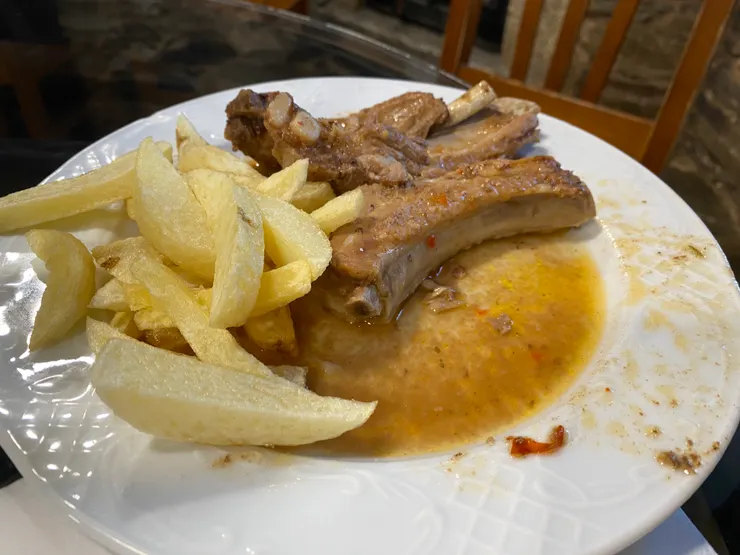 （已分一半給鄰桌）超大份主餐二豬肋排，居然還有薯條