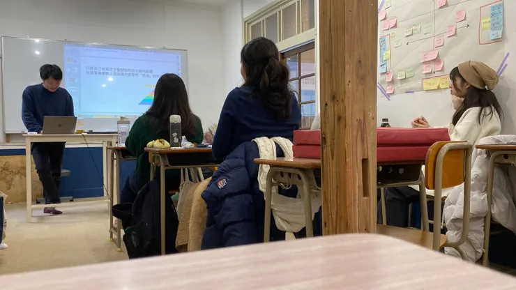 把簡報提早翻成中文可以大幅減輕口譯的負擔,但相對會增加前置作業的時間