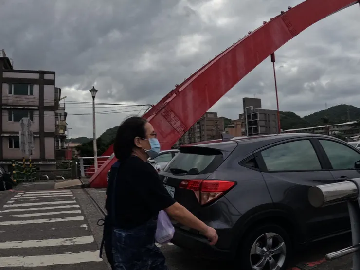 部分地方須過馬路。