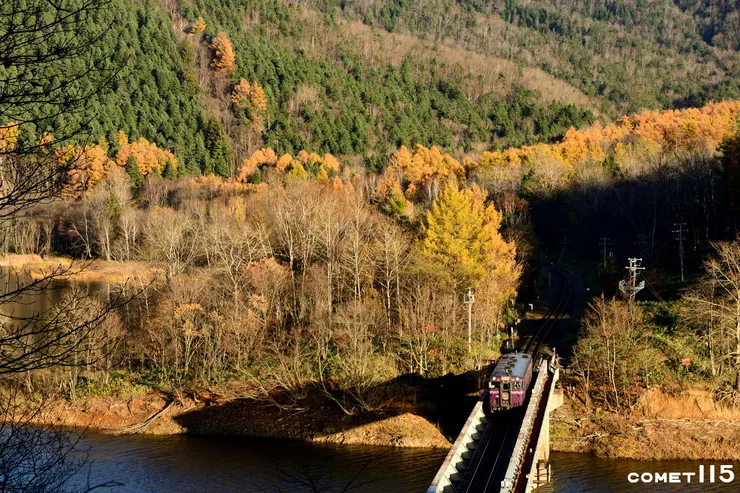 午後的上行列車通過金山湖上的橋樑(攝影座標:43.141104,142.477920)