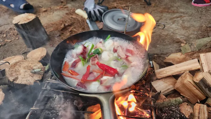 添柴加火，開始收汁。