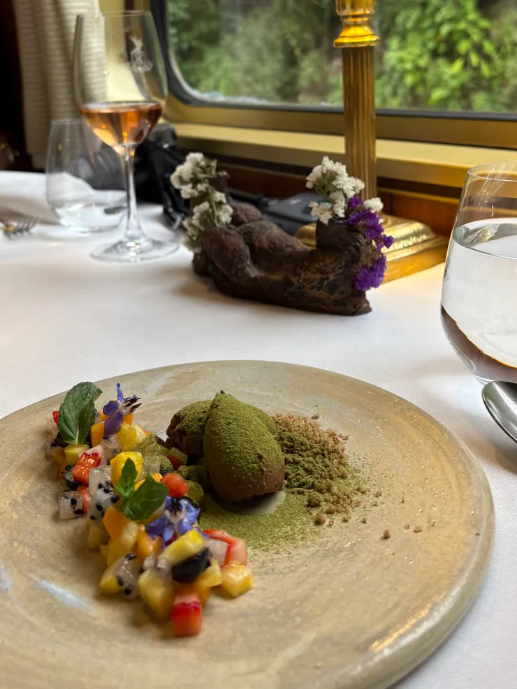 抹茶巧克力慕斯，以當地的巧克力製作