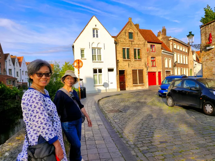 【陽光下市街充滿幾何形狀與色彩 別問任一小巷的名只管往裡面踩】