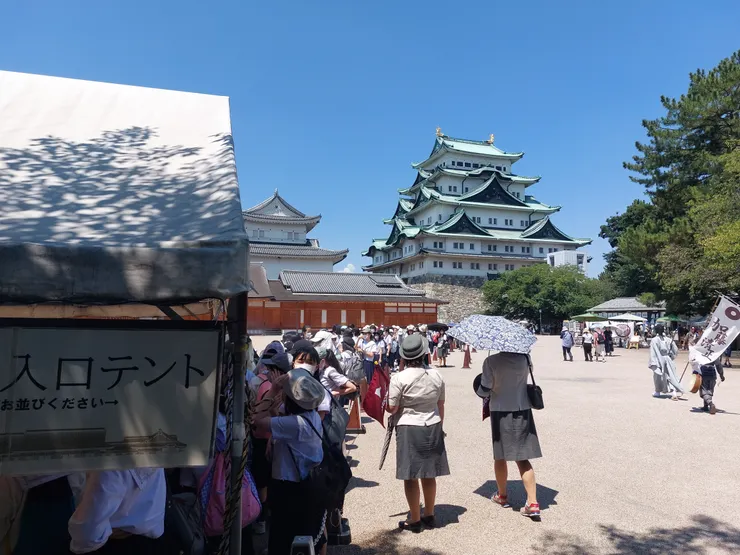 從入口拍當天要要進本丸御殿參觀的排隊人潮，多到從門口排到主城門入口，於是選擇先逛其他地方，下次再來……