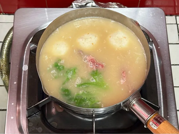 滾起的奶白色湯底，無論是牛肉、生菜或魚蛋感覺都能煮得美味！