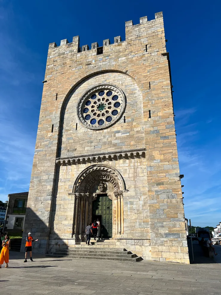 Portomarin 波爾多馬林廣場上的古老教堂。造型好可愛，中間還有一個小天窗