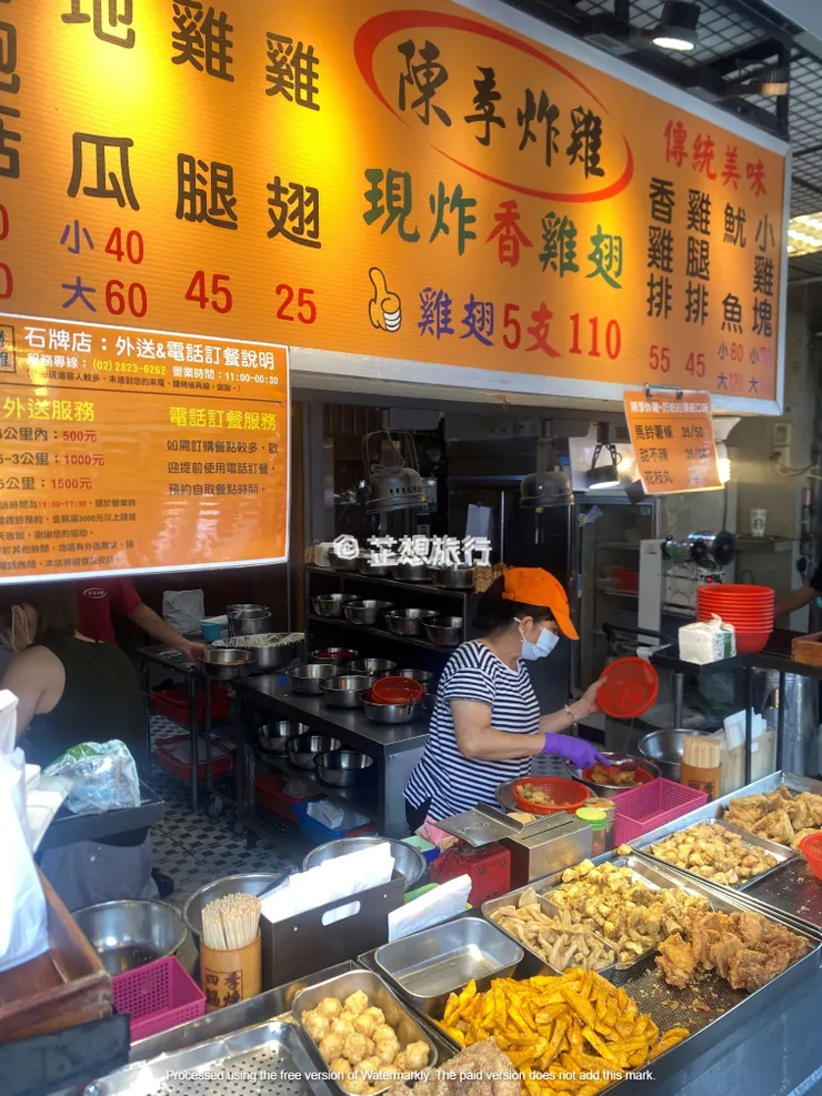 炸檯上滿滿的炸物讓人垂涎欲滴