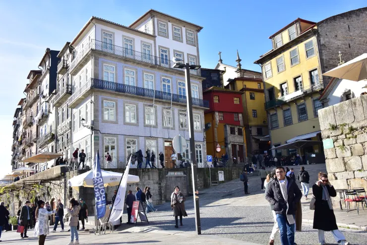 葡萄牙的住宅外牆常常飾以各式花磚，或是漆上活潑的顏色，凸顯當地愜意的南歐風情。