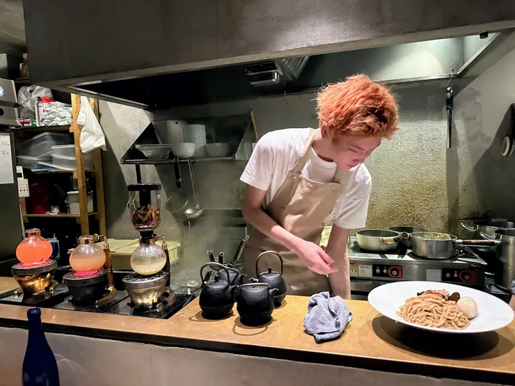 湯汁的第二道湯底是用虹吸咖啡的煮法來萃取