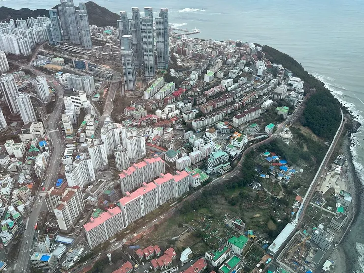 右下是藍線公園的尾浦站，沿著鐵軌看過去在照片中上位置認真看可以看到紅白燈塔。