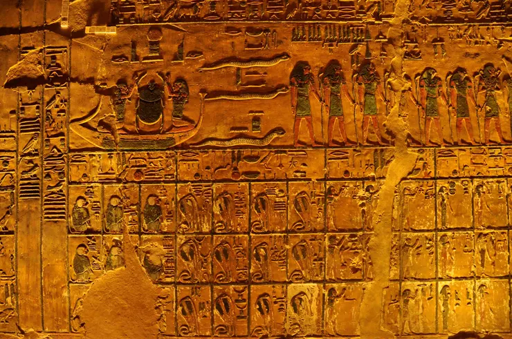 以陽雕進行雕刻的牆面