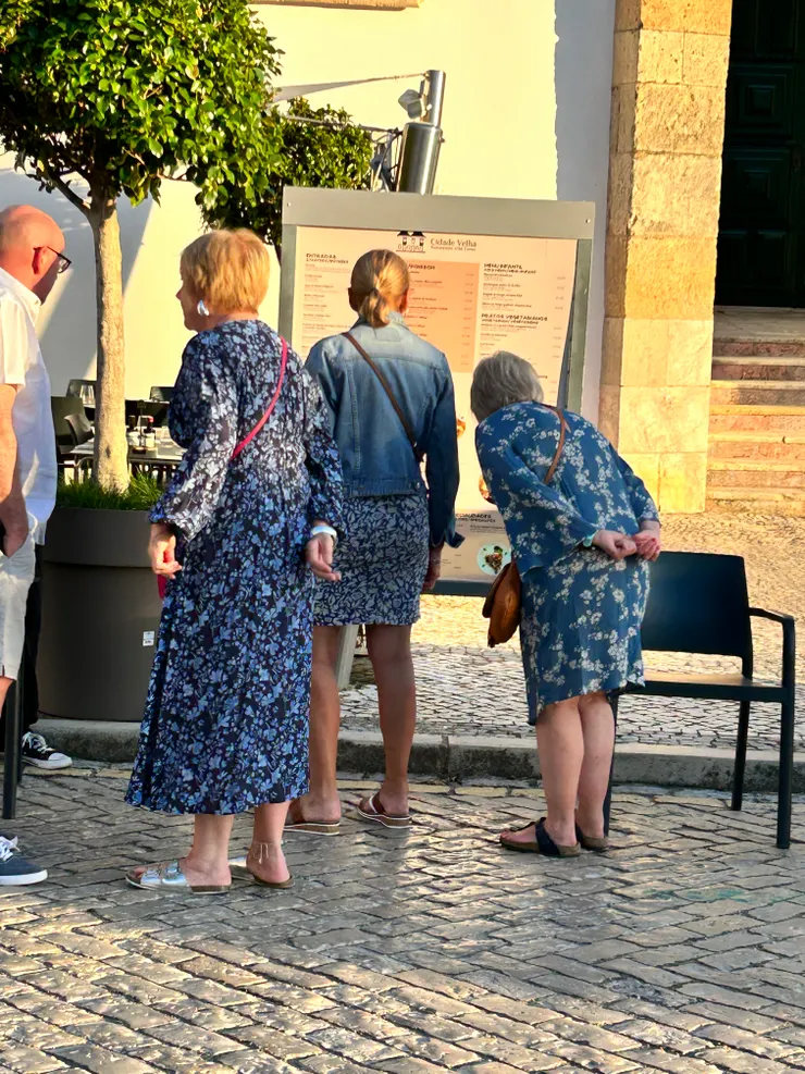 餐廳外不約而同都穿藍色花紋的兩組客人。