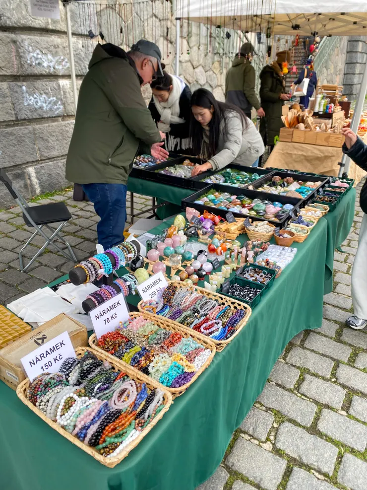 ▲捷克的礦石似乎也很有名。當我後來向希希提起，小妹為母親串了一條專屬她的礦石手鍊，希希說起，捷克也有像這樣的客製化礦石飾品服務。