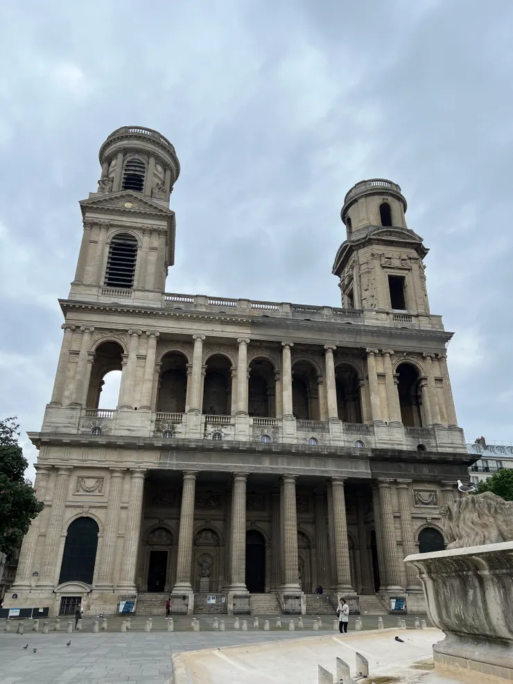 Saint-Sulpice church; 巍峨的教堂