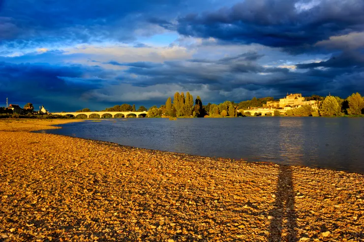 【昂布瓦斯城堡來時望見不覺惦記 返程小候拍到黃金大景真好運氣！昂布瓦斯城堡和橫跨羅亞爾河的勒克萊爾元帥橋(Pont du Maréchal Leclerc)。】