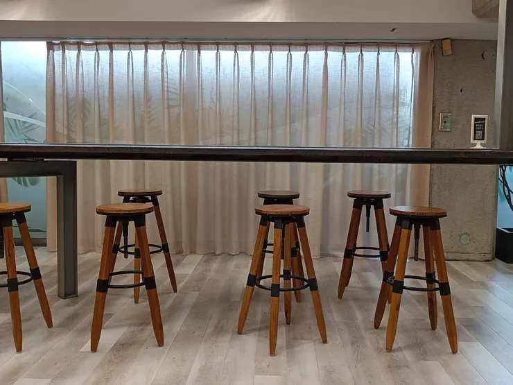 店內的高腳椅位子也是設計感十足