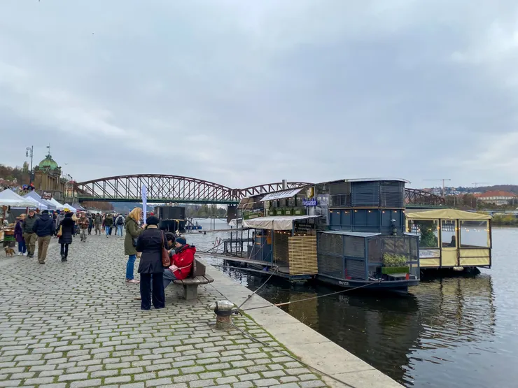 ▲走在Farmers' Saturday market，旁邊就是伏爾塔瓦河，散步其間很舒服，河面上也有一些店家。