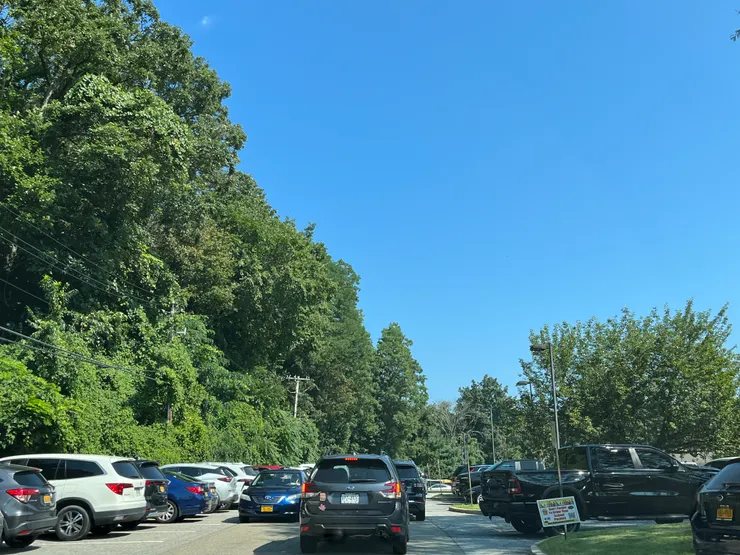 這一天非常熱鬧，停車場都是家長的車