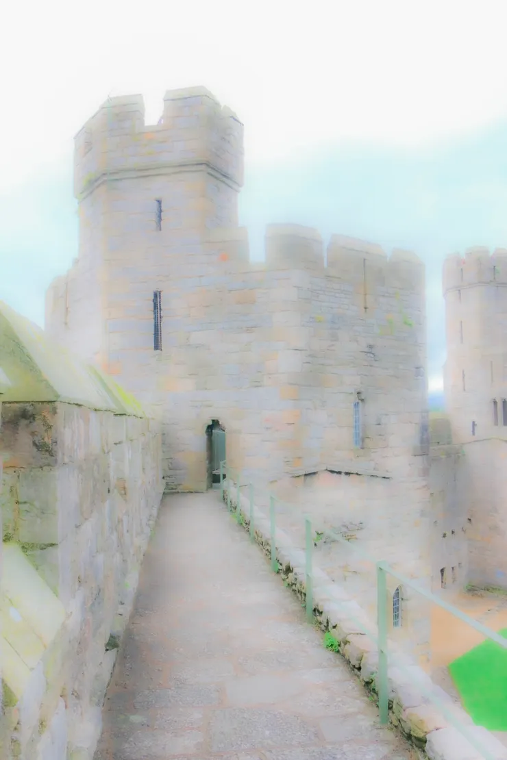 卡納芬城堡上的城牆步道一景