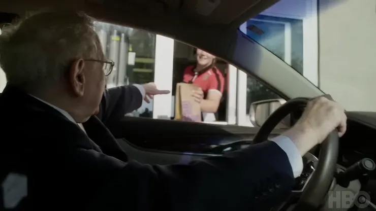 正在買早餐的巴菲特（資料來源：YouTube）