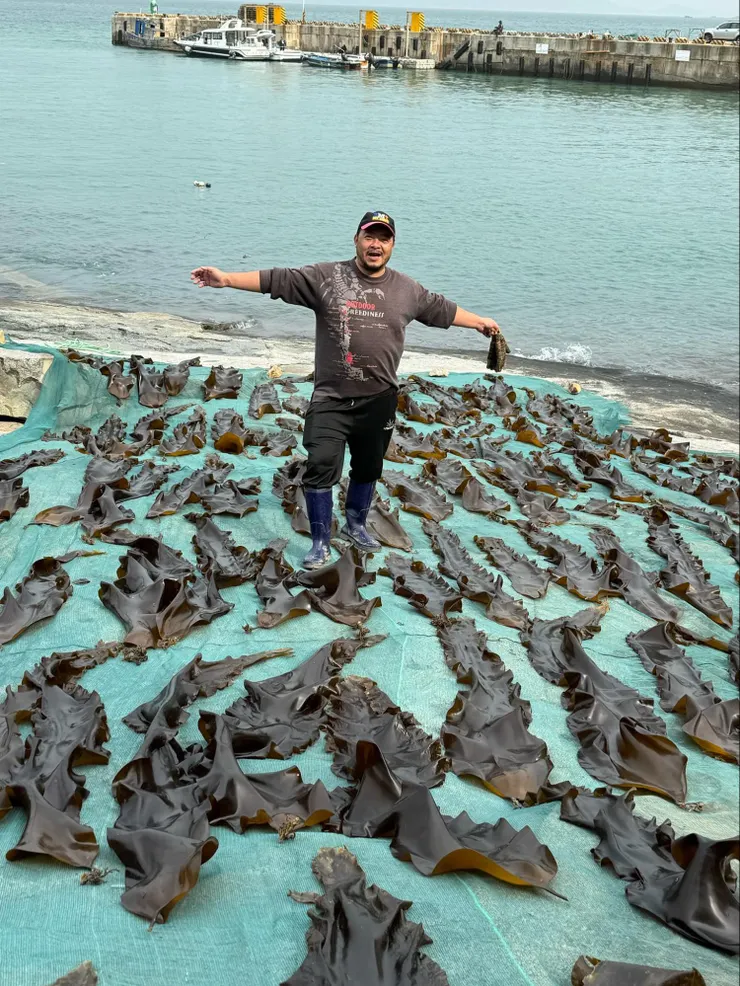 養殖昆布已近七、八年的王家凌，現為馬祖昆布養殖第一大戶。 （王家凌/照片提供）